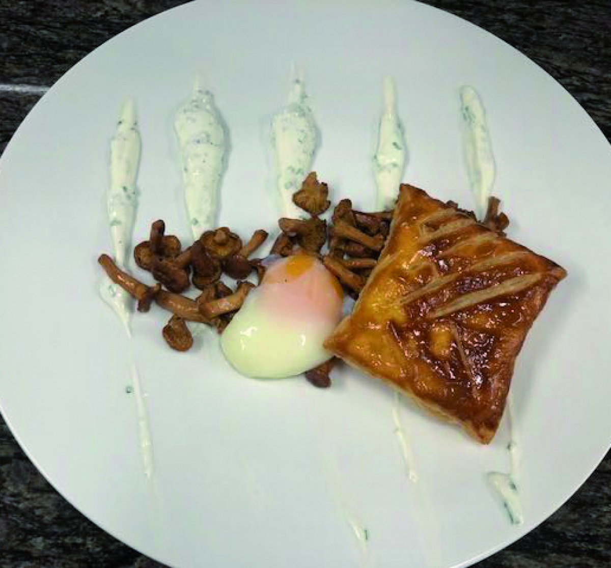 FEUILLETE GIROLLE | Le Journal de Marsel (JDM Éditions) Feuilleté aux girolles, œuf juste cuit et fromage blanc à la ciboulette plate Sélestat 0