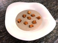 Velouté de champignons de Paris au riesling, croûtons aux épices