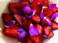 Soupe de fraises au gewürztraminer infusé à la rose de Recht